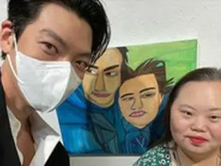 “シン・ミナと交際中”俳優キム・ウビン、さすが義理堅い男！「私たちのブルース」で共演のチョン・ウネ作家の個展を訪問