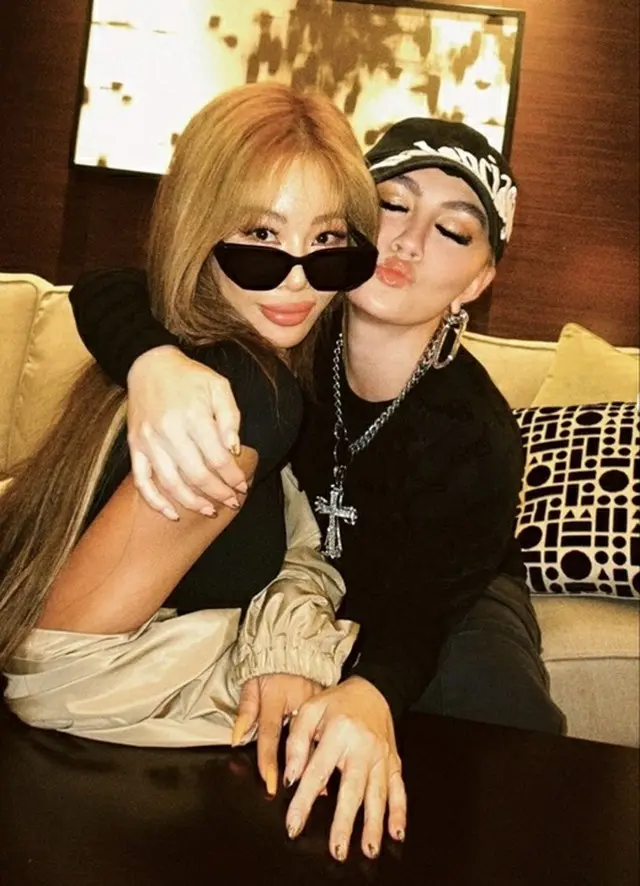 歌手Jessi、親友と固いスキンシップ…自由な表現で存在自体が”破格そのもの”（画像提供:wowkorea）