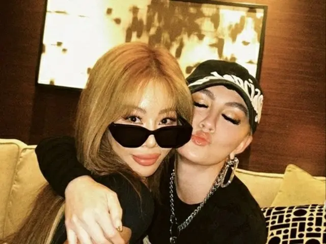 歌手Jessi、親友と固いスキンシップ…自由な表現で存在自体が”破格そのもの”(画像提供:wowkorea)