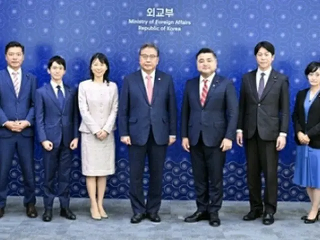 会談前、記念撮影する朴氏（中央）と立憲民主党の議員（外交部提供）＝（聯合ニュース）≪転載・転用禁止≫