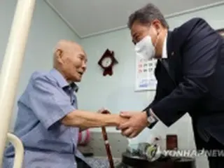 韓国外相　徴用被害者と面会＝「責任持って解決する」