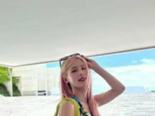 「(G)I-DLE」ミヨン、涼しげファッションを披露…226万ウォンの名品バッグ