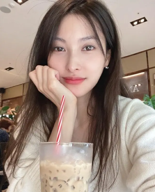 ギュリ（KARA）、カフェインの過剰摂取で疲れ目？…ファンの心配の中でも麗しいほほ笑み（画像提供:wowkorea）