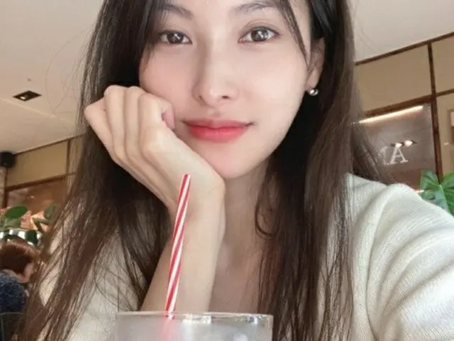 ギュリ（KARA）、カフェインの過剰摂取で疲れ目？…ファンの心配の中でも麗しいほほ笑み（画像提供:wowkorea）