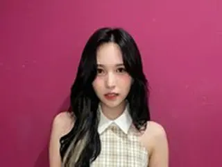 「TWICE」ミナ、ぺたんこ腹筋にひもを巻いて…頭頂部ショットまでも消化する“真似のできない美貌”