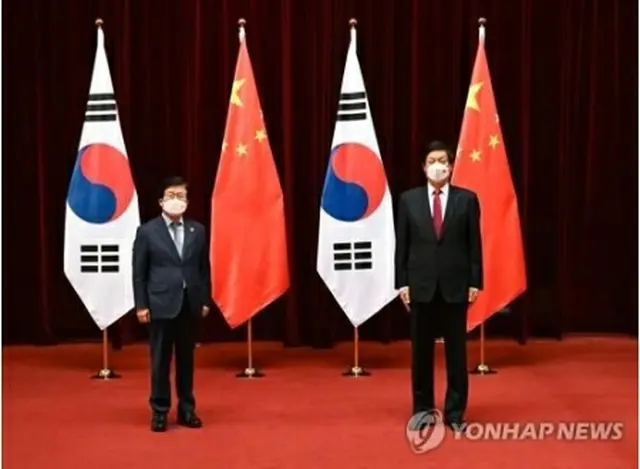 ２月５日、北京で会談した韓国の朴炳錫国会議長（当時、左）と中国の栗戦書・全人代常務委員長（国会提供）＝（聯合ニュース）