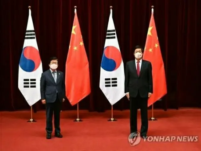 ２月５日、北京で会談した韓国の朴炳錫国会議長（当時、左）と中国の栗戦書・全人代常務委員長（国会提供）＝（聯合ニュース）