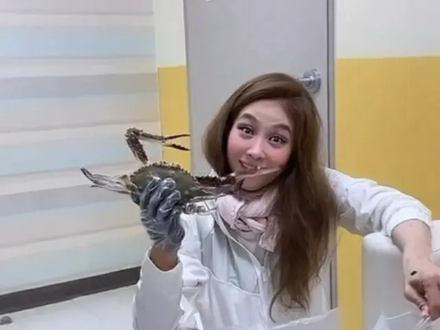 オク・チュヒョン（Fin.K.L）、生きてるワタリガニを手に“ガシッ”とつかんで？…騒動以降、取り戻した笑顔（画像提供:wowkorea）