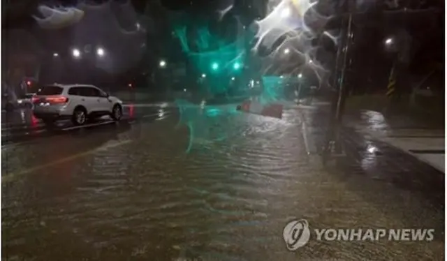 台風１１号による大雨で冠水した慶尚南道昌原市の道路＝６日、昌原（聯合ニュース）