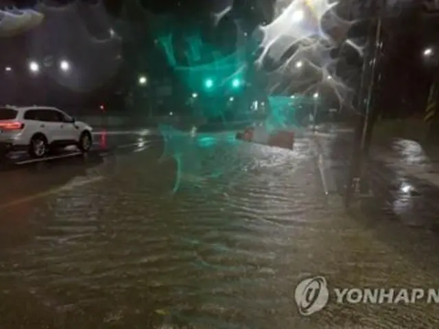 台風１１号による大雨で冠水した慶尚南道昌原市の道路＝６日、昌原（聯合ニュース）