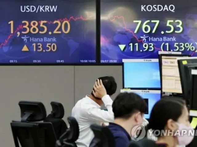 ハナ銀行本店のディーリングルームに取引時間中の為替レートなどが表示されている＝７日、ソウル（聯合ニュース）