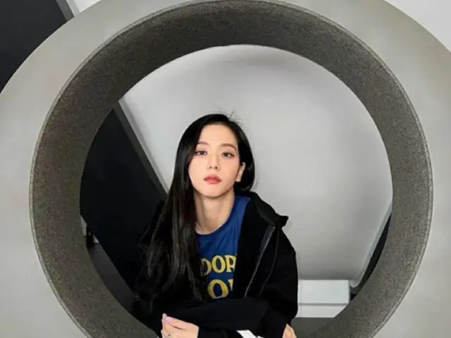 JISOO（BLACKPINK）、アホ毛が飛び出てもこんなにキレイなんて…D社のバッグを持った姿はさすが“人間名品”（画像提供:wowkorea）