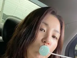女優パク・ハソン、娘にともらったキャンディーを「こっそり」…ラブリーすぎるママ