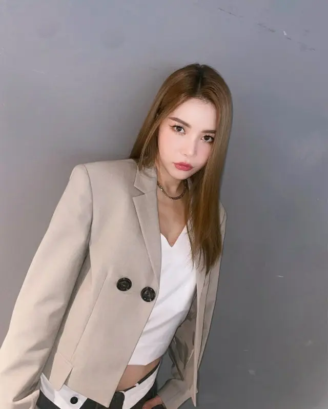 「MAMAMOO」ソラ、ズボンのボタンを外したスタイル？…独特なファッションを披露（画像提供:wowkorea）
