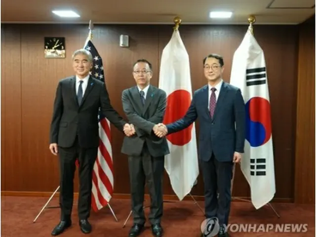 会談前、握手を交わす（右から）韓国外交部の金健・朝鮮半島平和交渉本部長、日本外務省の船越健裕アジア大洋州局長、米国務省のソン・キム北朝鮮担当特別代表＝７日、東京（聯合ニュース）
