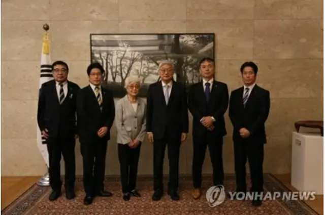 在日韓国大使館で面会した尹徳敏・駐日韓国大使（左から4人目）や横田早紀江さん（左から3人目）ら（大使館提供）＝（聯合ニュース）≪転載・転用禁止≫