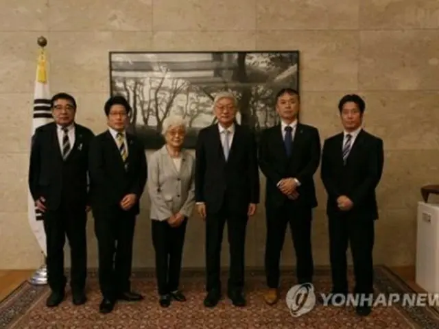 在日韓国大使館で面会した尹徳敏・駐日韓国大使（左から4人目）や横田早紀江さん（左から3人目）ら（大使館提供）＝（聯合ニュース）≪転載・転用禁止≫