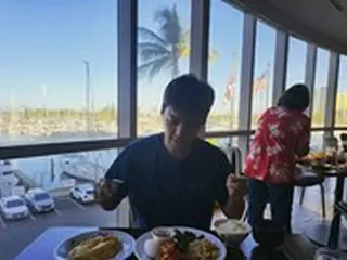 歌手KangNam、妻イ・サンファとハワイ旅行なの？… 「早く食べて海に行こう！」