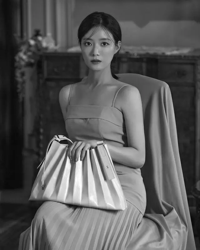 女優イ・セヨン、一幅の名画のよう…さらに痩せたようなスタイルで放つ”魅惑的な美しさ”（画像提供:wowkorea）