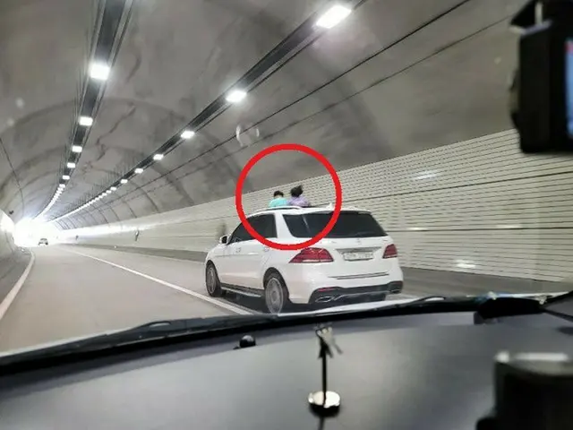「親は何をしているのか」走る車のサンループの上に身体を出す子どもたち＝韓国（画像提供:wowkorea）