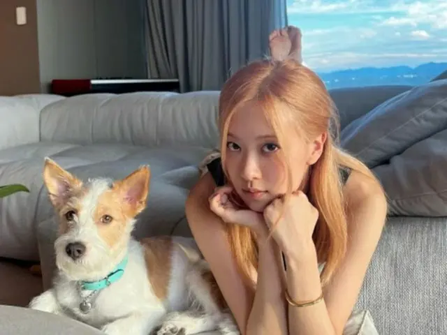 「BLACKPINK」ROSE、愛犬の首輪もブランド品…ハンクと愛情あふれるツーショット公開（画像提供:wowkorea）