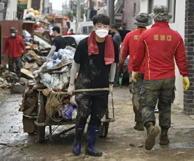ボランティアをしている李俊錫、国民の力前代表（画像提供:wowkorea）