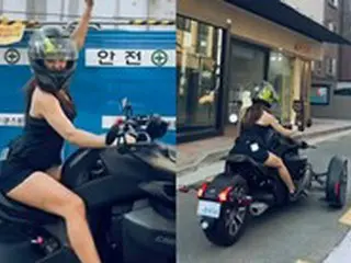 “セクシー健康美”女優キム・ヒジョン、超大型バイクを運転しながらハイテンション