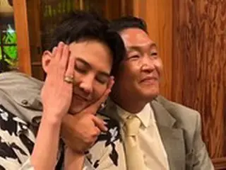 G-DRAGON（BIGBANG）、ワールドスターPSYとの仲の良いツーショットを披露