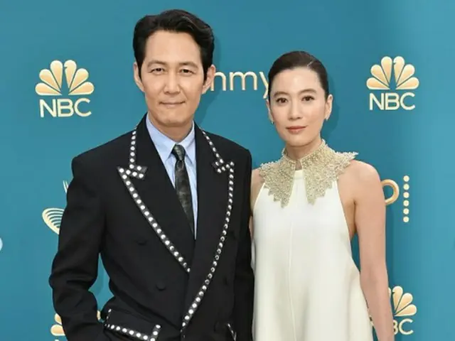 俳優イ・ジョンジェ、恋人と手をつないでレッドカーペットに登場＝米「エミー賞」（画像提供:wowkorea）
