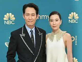 俳優イ・ジョンジェ、恋人と手をつないでレッドカーペットに登場＝米「エミー賞」