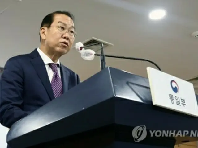 今月8日、談話に関する記者の質問に答える権長官＝（聯合ニュース）