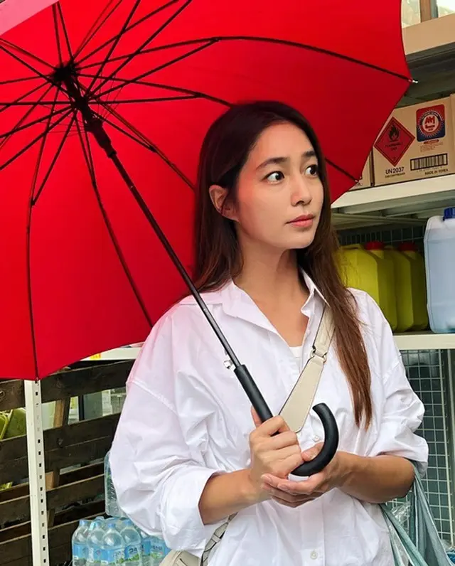 女優イ・ミンジョン、雨の火曜日は赤い傘で…まるで青春ロマンスのヒロイン（画像提供:wowkorea）