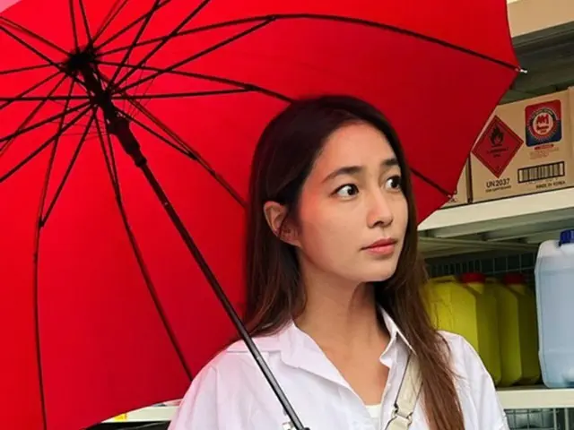 女優イ・ミンジョン、雨の火曜日は赤い傘で…まるで青春ロマンスのヒロイン（画像提供:wowkorea）