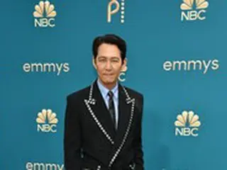 米「エミー賞」受賞の「イカゲーム」イ・ジョンジェ、ハイブランドの”特別スーツ”で舞台登場