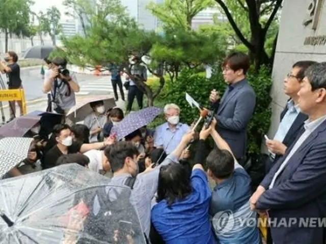 ７月４日、官民協議会の初会合に参加する前、記者団に立場を表明する徴用訴訟原告の代理人ら＝（聯合ニュース）