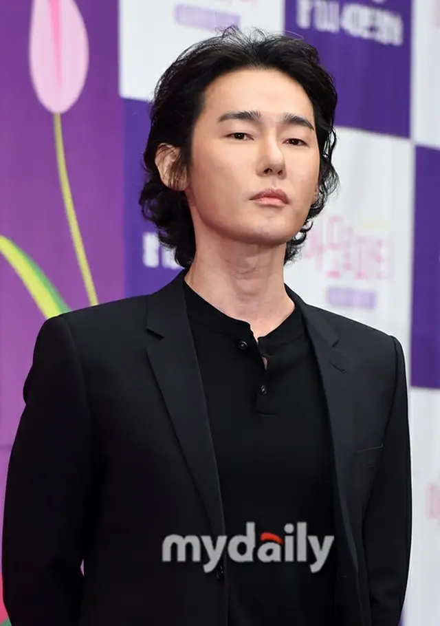 最近、有名人の兵役特例について批判した作家兼タレントのホ・ジウンが特定の人に対する発言ではないと釈明した（画像提供:wowkorea）