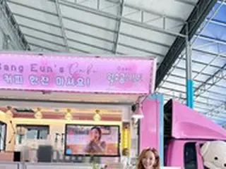 女優パク・ミニョン、ふわり超ミニ姿でコーヒーカーに感謝…まっ白な11字脚線美で女神の魅力発散
