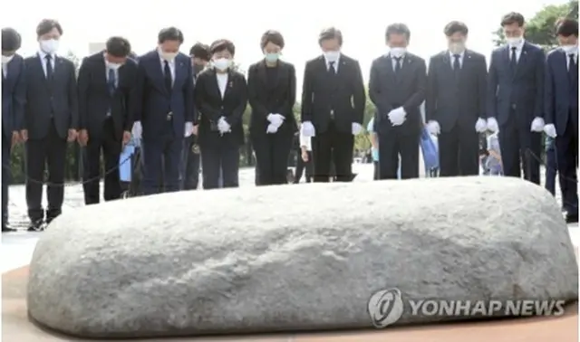 盧氏の墓地を参拝する党執行部の一行＝１４日、金海（聯合ニュース）