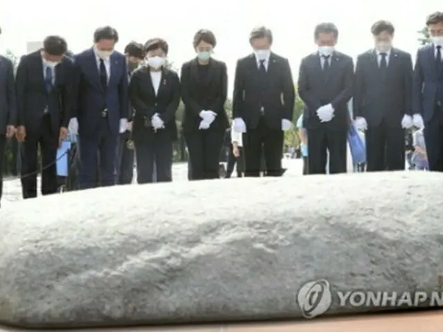 盧氏の墓地を参拝する党執行部の一行＝１４日、金海（聯合ニュース）