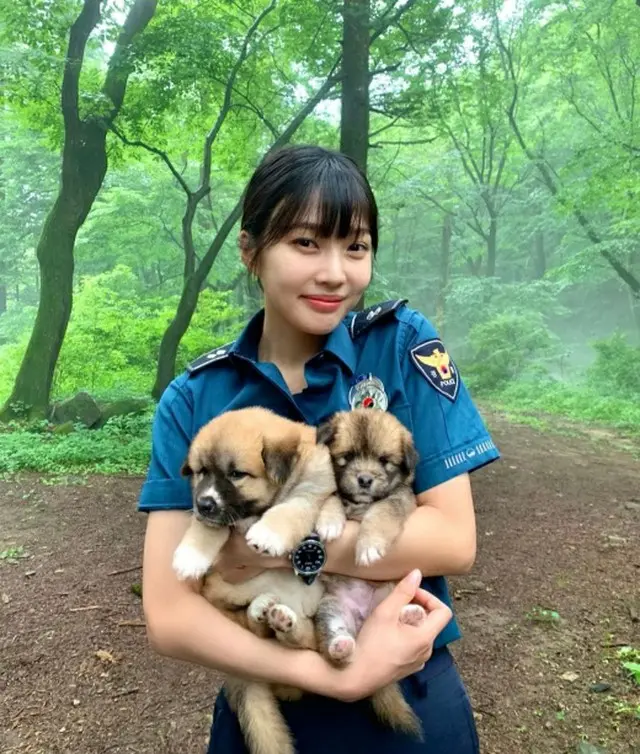 ジョイ（Red Velvet）、子犬を2匹抱きしめて”本当に幸せ”…可愛さに気絶（画像提供:wowkorea）