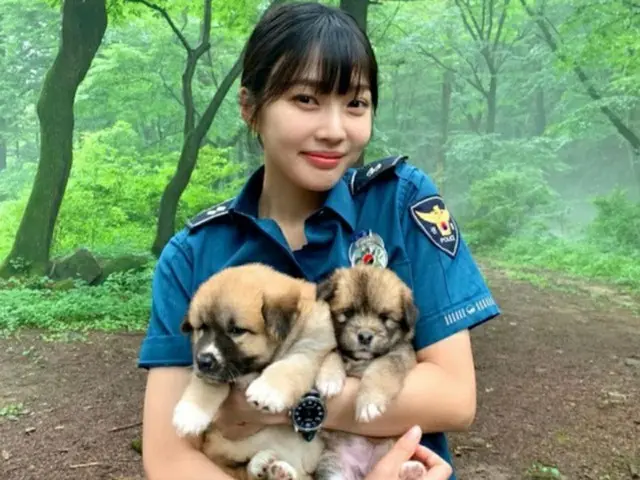 ジョイ（Red Velvet）、子犬を2匹抱きしめて”本当に幸せ”…可愛さに気絶（画像提供:wowkorea）