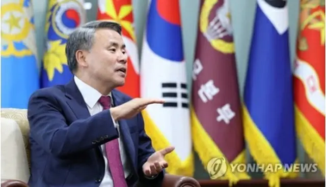 インタビューで質問に答える李鐘燮（イ・ジョンソプ）国防部長官＝１４日、ソウル（聯合ニュース）