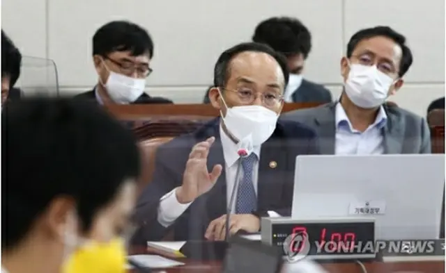 国会で答弁する秋慶鎬氏（国会写真記者団）＝15日、ソウル（聯合ニュース）