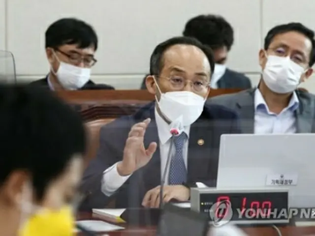 国会で答弁する秋慶鎬氏（国会写真記者団）＝15日、ソウル（聯合ニュース）