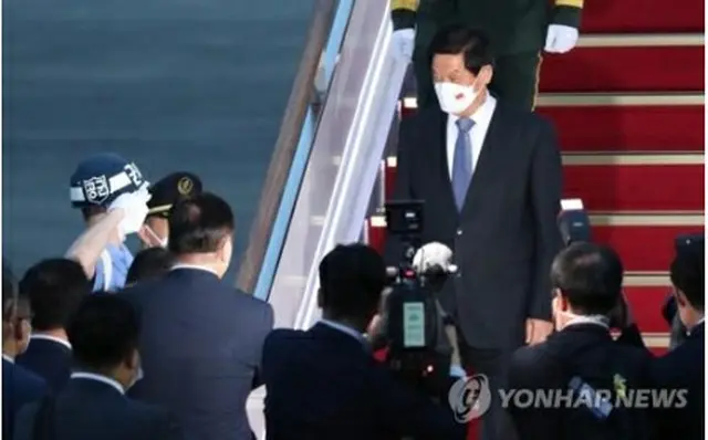 ソウル空港に到着した栗氏（国会写真記者団）＝１５日、城南（聯合ニュース）
