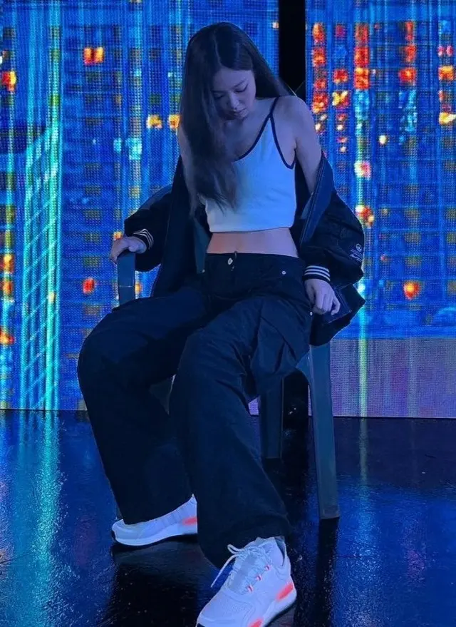 JENNIE（BLACKPINK）、くびれたウエスト+グラマーな上半身..致命的な魅力を発散（画像提供:wowkorea）