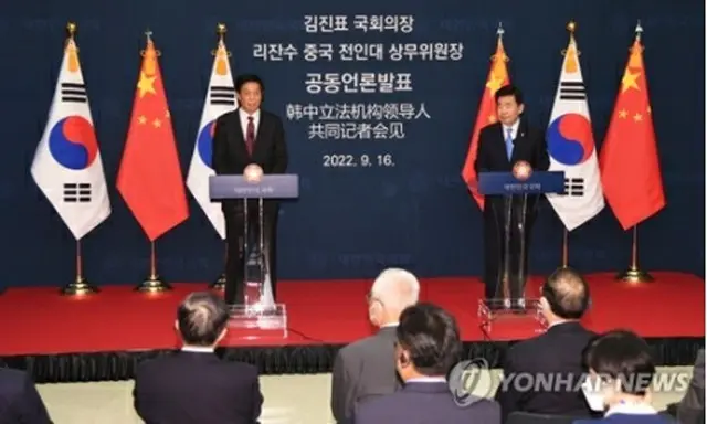 共同記者会見を行う韓国の金振杓・国会議長（右）と中国の栗戦書・全国人民代表大会常務委員長（国会写真記者団）＝１６日、ソウル（聯合ニュース）