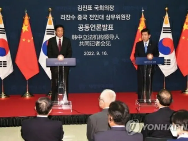 共同記者会見を行う韓国の金振杓・国会議長（右）と中国の栗戦書・全国人民代表大会常務委員長（国会写真記者団）＝１６日、ソウル（聯合ニュース）