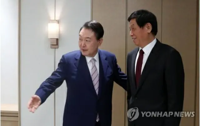 尹大統領（左）と栗戦書氏（大統領室通信写真記者団）＝１６日、ソウル（聯合ニュース）
