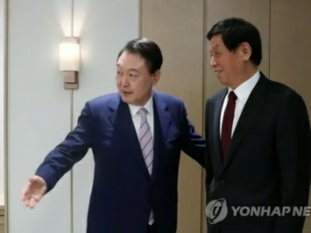 尹大統領（左）と栗戦書氏（大統領室通信写真記者団）＝１６日、ソウル（聯合ニュース）